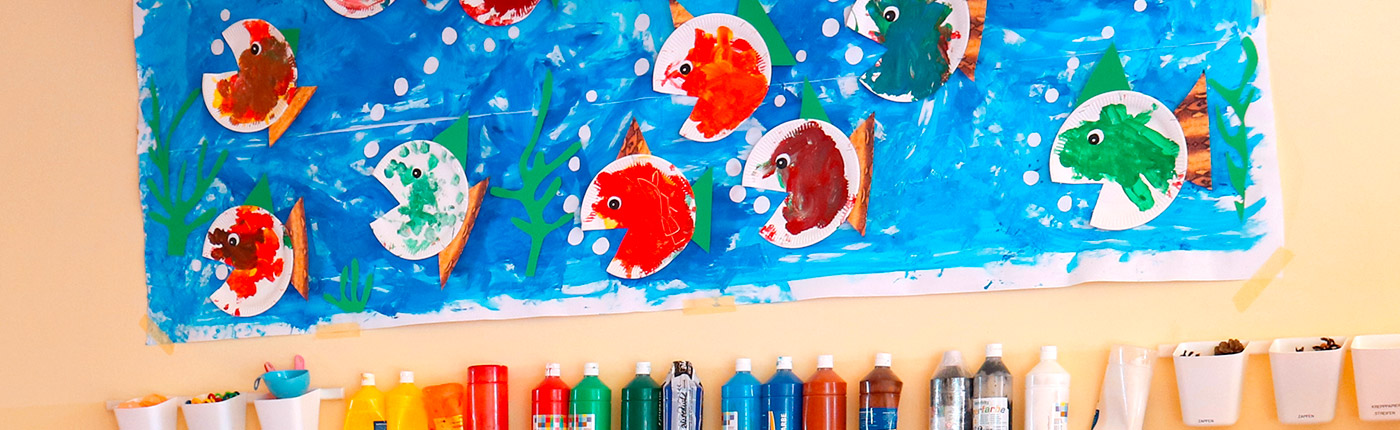 Buntes Wandbild mit Fischen von Kitakindern gemalt