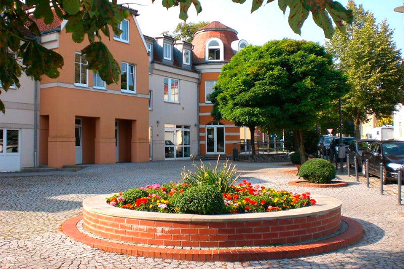 Vorplatz des Rathauses der Gemeinde Schwielowsee in Ferch